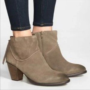 4/$16 ❇️ Steve Madden Milan Boots